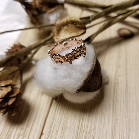 🌸🌸So Cute Lucky Daisy Plum 14K plated Band Ring🌸🌸 - Picture 5 of 8